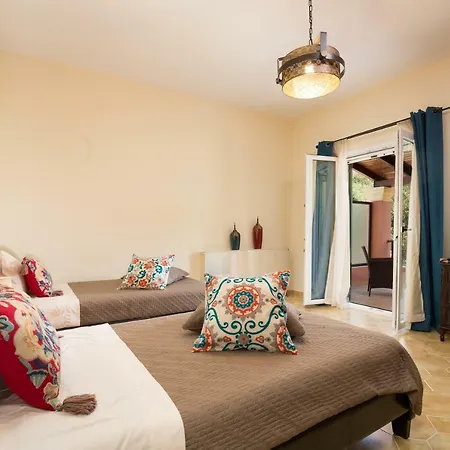 The Four Seasons House With Pool Mantouki