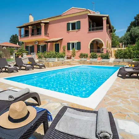 The Four Seasons House With Pool *