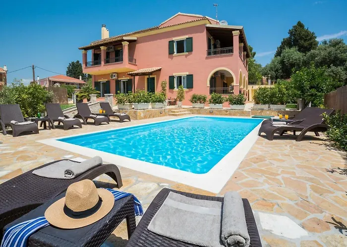 The Four Seasons House With Pool *