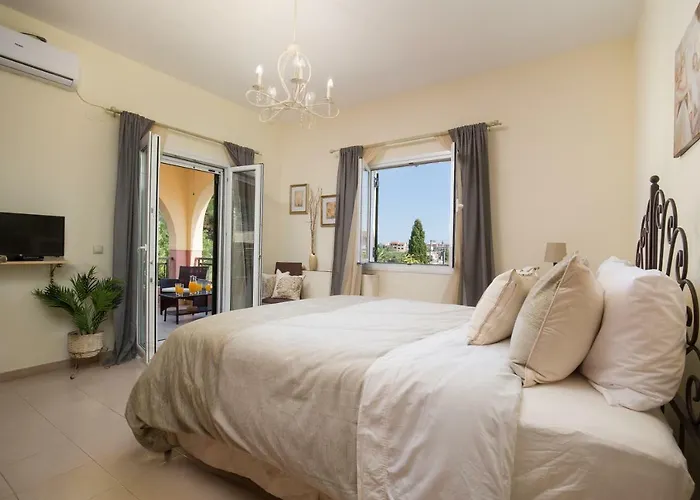 The Four Seasons House With Pool *